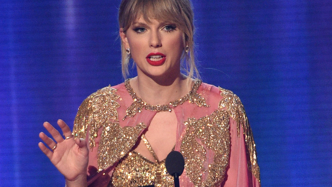 Taylor Swift takes public swipe at Scooter Braun during AMA's speech