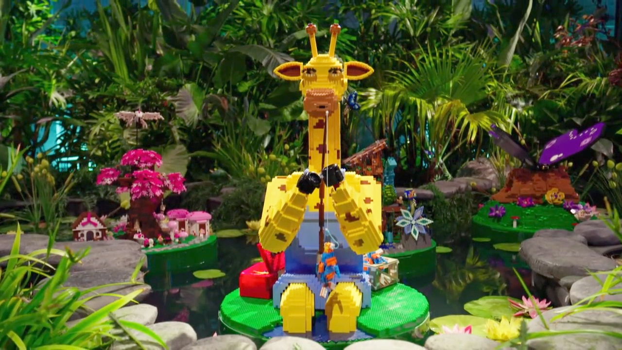 Dianne and Shane unveil their Yellow Fishing Giraffe build